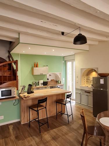 萨尔特河畔弗莱斯涅Le Coeur de Fresnay的厨房配有大型木桌和椅子