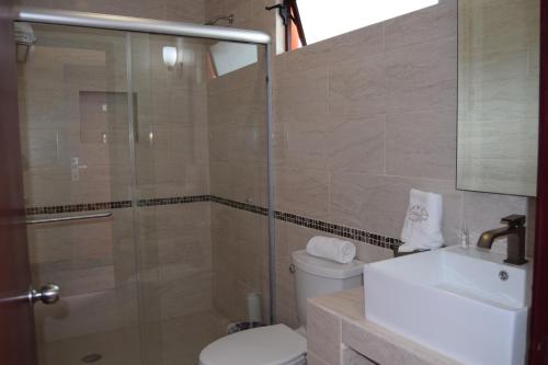 查帕拉查帕拉乡村酒店的带淋浴、卫生间和盥洗盆的浴室