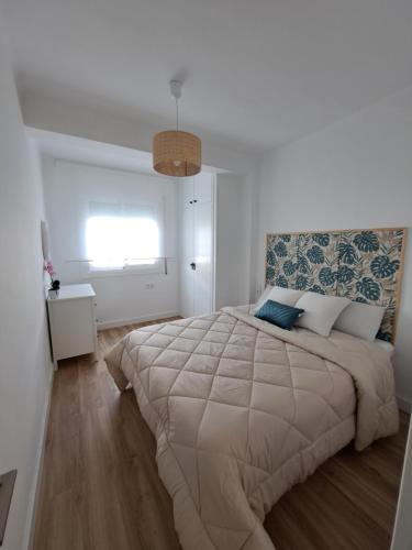 罗达德瓦拉Apartamento vacacional Roda de Barà的一间卧室设有一张大床和一个窗户。