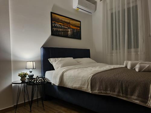 鲁马Stella Apartman Ruma的一间卧室设有一张大床和一个窗户。