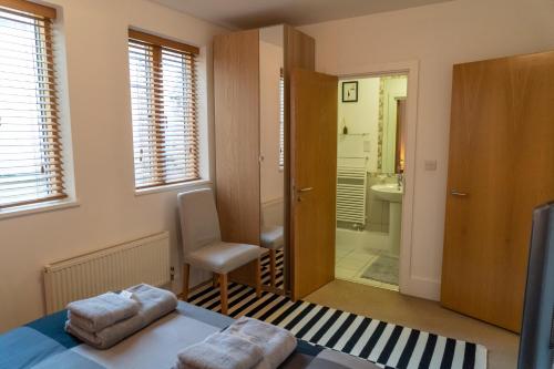 伦敦Hawkesmoor House的一间卧室配有一张床,浴室设有淋浴。