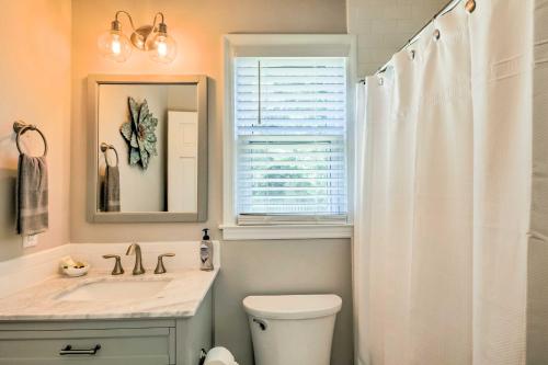 查尔斯顿Modern Southern Comforts Home Near Charleston的一间带卫生间、水槽和窗户的浴室