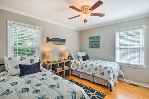 查尔斯顿Modern Southern Comforts Home Near Charleston的一间卧室配有两张床和吊扇