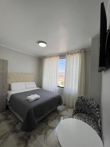 帕拉卡斯Makai - Nayarak Paracas的一间卧室设有一张床和一个窗口
