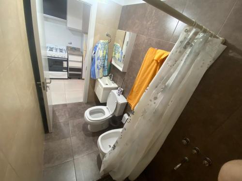 罗萨里奥Depto zona centro muy comodo.的小型浴室设有2个卫生间和水槽