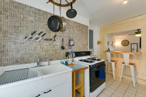 怀尔德伍德Wildwood Apartment - Porch and Enclosed Sunroom!的厨房配有水槽和炉灶