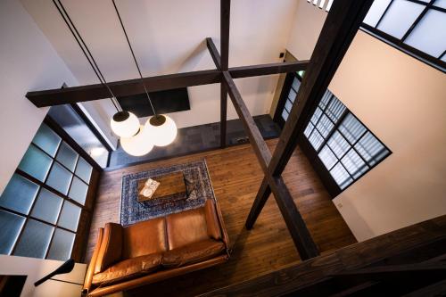 京都Rinn Shiki Juraku的客厅的顶部景色,配有真皮座椅
