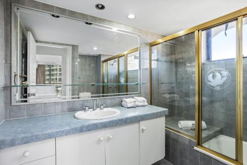 黄金海岸Genesis Apartments by Gold Coast Premium的一间带水槽和淋浴的浴室