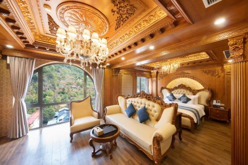 木州县Glenda Tower Moc Chau Hotel的一间卧室配有两张床和吊灯。