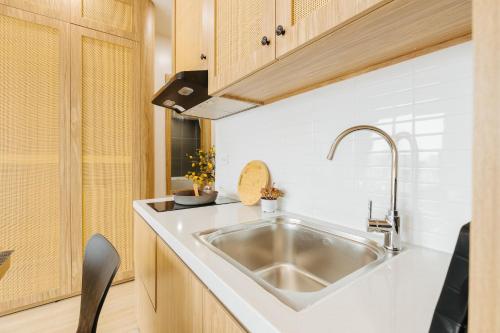 河内Myrcella Urban Studio的厨房配有不锈钢盥洗盆和木柜