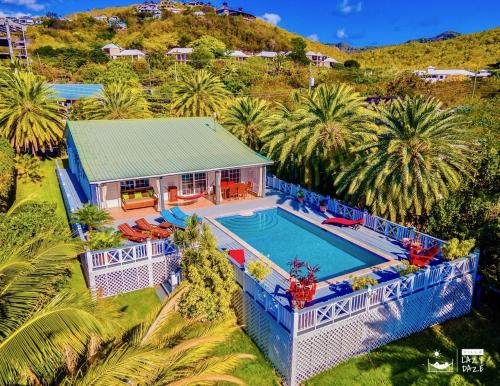 Jolly HarbourVilla Lazy Daze的享有带游泳池的房屋的空中景致