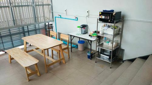 Ban Khlong PrawetView Dee BKK Airport Residence的一间教室,配有桌子、两把椅子和一张书桌