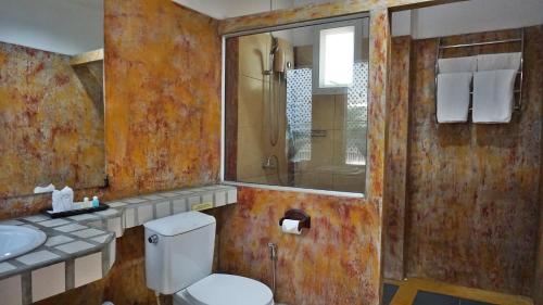 班武里府Kalamona Seaview的一间锈蚀的浴室,内设卫生间和水槽
