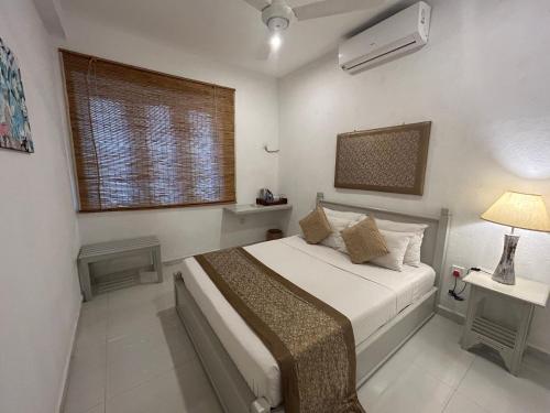 科伦坡City Stay By Sunrise的一间卧室设有一张大床和一个窗户。
