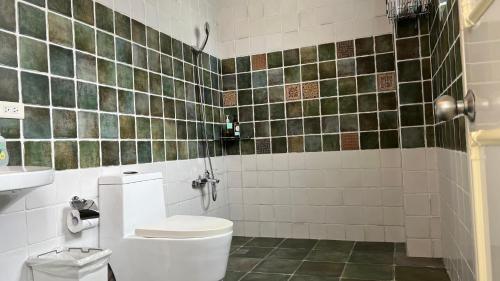 满洲乡永勝客棧的一间带卫生间和水槽的浴室