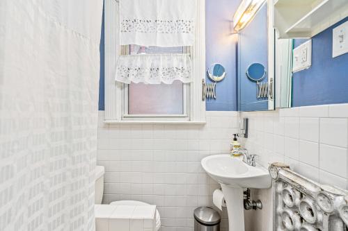 匹兹堡Big house private room的蓝色和白色的浴室设有水槽和卫生间