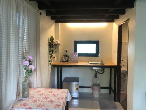 卡农Villafarmsuk@khanom的客房设有一张桌子、一台电脑和一张桌子