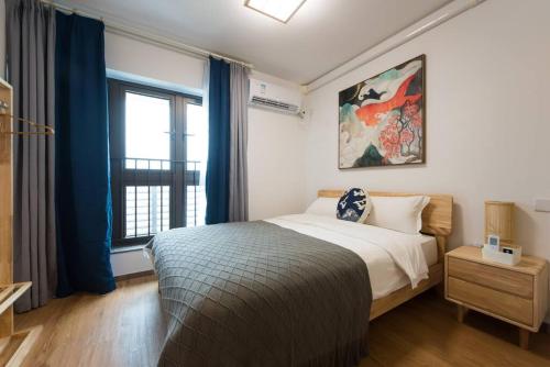 深圳WESU微宿行政公寓(深圳深大地铁店)的一间卧室设有一张床和一个大窗户