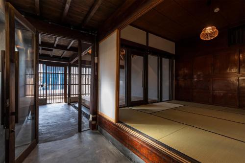 静冈Machihaku 456的一间空房间,有门,还有一间房间,有瑜伽垫
