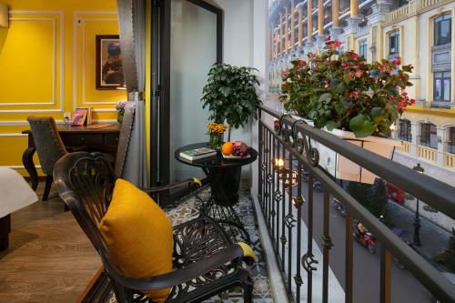 萨帕Eden Central Hotel & Spa的阳台的栏杆上设有黄色枕头