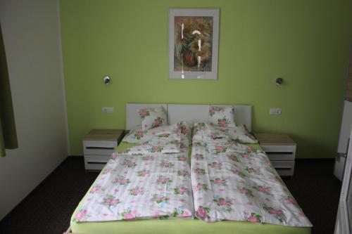 赫维兹斯赞托别墅的绿色客房内的一张床铺,上面有床罩