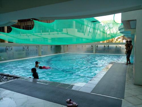 大雅台Tagaytay Prime Residences with Swimming Pool & Viewing Deck的一群人在游泳池里