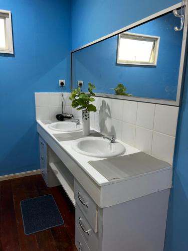 宾南邦LUMUN Holiday Home Rental的浴室设有白色水槽和镜子