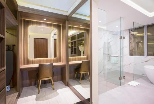 FandoiSwiss-Belhotel Cendrawasih, Biak的浴室配有梳妆台、淋浴和盥洗盆。