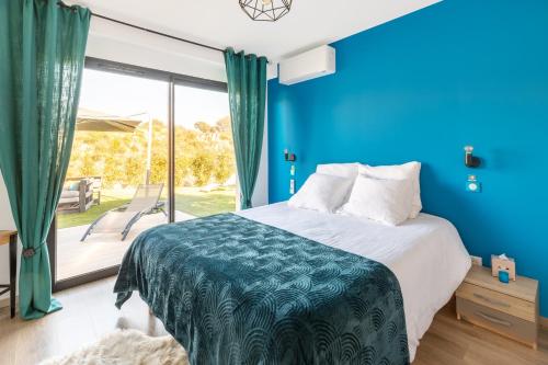 Grosseto-PrugnaO Ciucciarella - Appt climatisé pour 4的蓝色的卧室设有床和大窗户