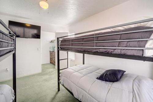 普雷斯科特Pet-Friendly Vacation Rental in Prescott!的一间卧室配有两张双层床。