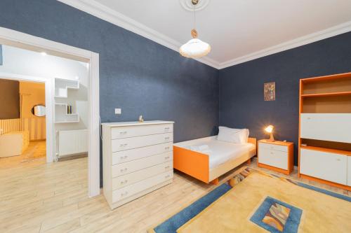 安塔利亚Stylish Flat with Modern Design in Antalya的一间卧室配有一张床和一个梳妆台