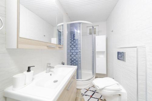 安塔利亚Stylish Flat with Modern Design in Antalya的白色的浴室设有水槽和卫生间。