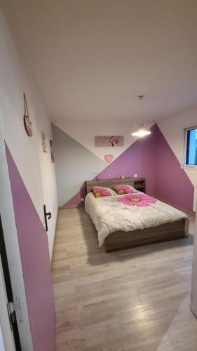 PlouarzelMaison 3 chambres vue mer et phare的一间卧室配有一张紫色墙壁的床