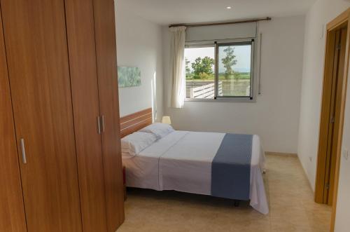 L'Eucaliptus小鸟与自然度假屋的一间小卧室,配有床和窗户