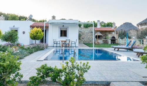 皮特斯迪亚Zeus's Daughtes Villas的一个带游泳池和庭院的别墅