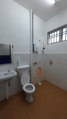 昔加末昔加末斯里佩兰民宿的一间带卫生间和水槽的浴室