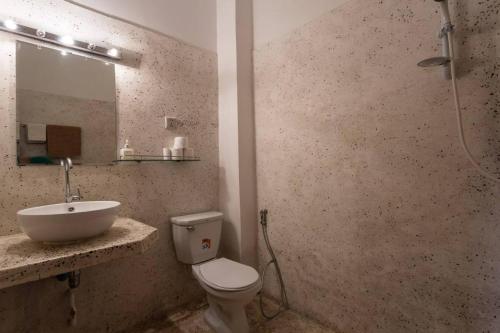 马德望金歌厅绿色酒店的浴室配有卫生间、盥洗盆和淋浴。