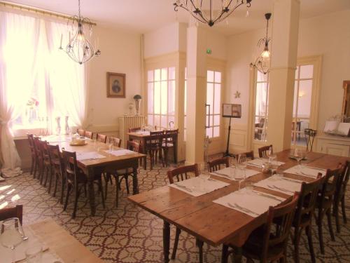埃格利斯讷沃-当特赖格普罗维登斯酒店的大型用餐室配有木桌和椅子