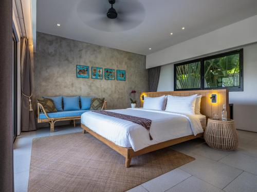 坎古Villa Pantai Indah - 100m to Pererenan Beach的一间卧室配有一张大床和一张沙发
