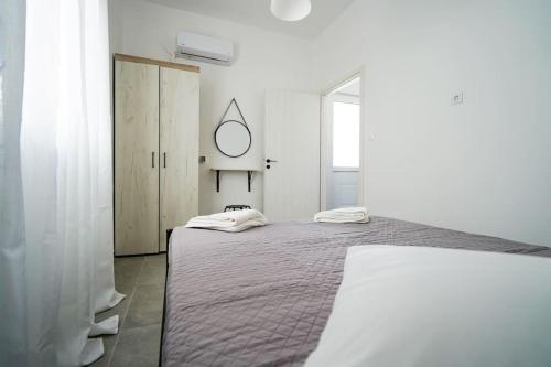 卡尔扎迈纳The blackbird house的白色的客房配有床和镜子