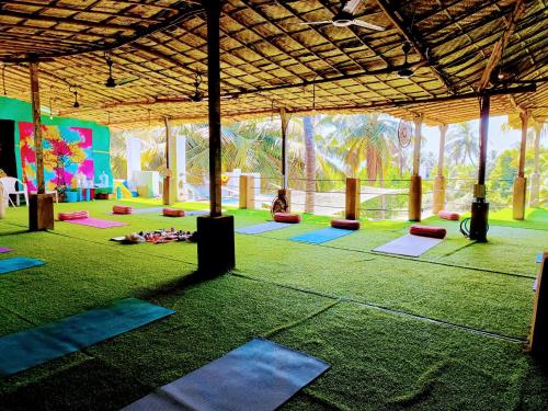 阿姆波尔Omkar wellness inn的大房间有很多瑜伽垫