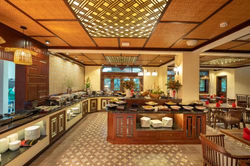 会安Ahoy Hoi An Boutique Resort & Spa的展示了大量食物的餐厅