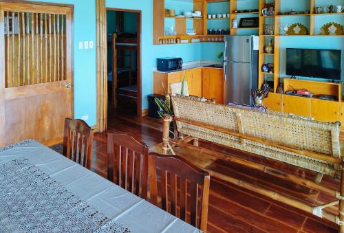 伊洛伊洛Casa Nena Hotel & Resort Iloilo by RedDoorz的一间带桌子和长凳的用餐室