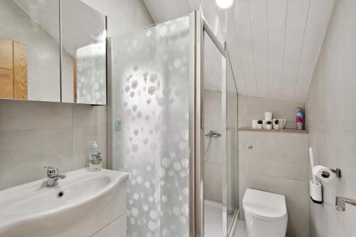 哈罗3BR Duplex Penthouse Harrow centre的带淋浴、盥洗盆和卫生间的浴室