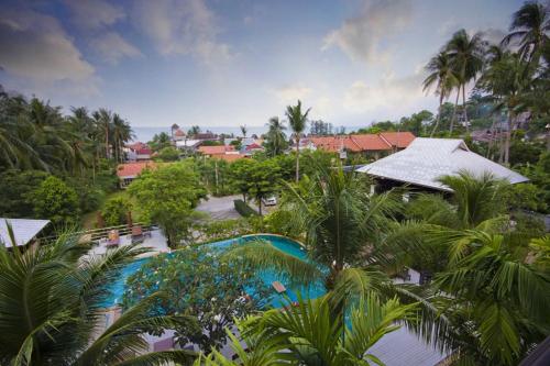 拉迈拉迈布里度假酒店的享有带游泳池的度假村的空中景致