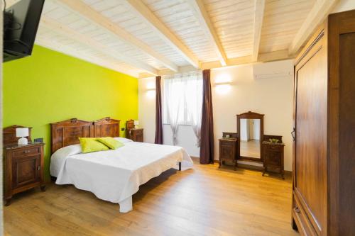 Castiglione ChiavareseAgriturismo Torsivì的一间卧室设有一张床和绿色的墙壁