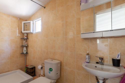 Peyrolles-en-ProvenceLes Collins du Sud的一间带卫生间和水槽的浴室