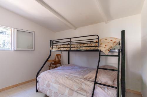 Peyrolles-en-ProvenceLes Collins du Sud的一间卧室配有两张双层床和椅子