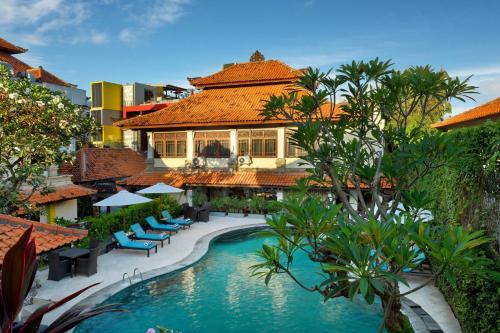 勒吉安Royal Tunjung Hotel & Villa Legian - CHSE Certified的游泳池度假村的形象