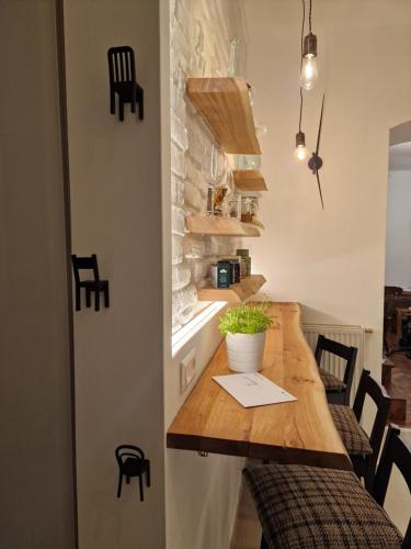 维也纳4 seasons apartment的厨房配有带椅子和桌子的木制柜台